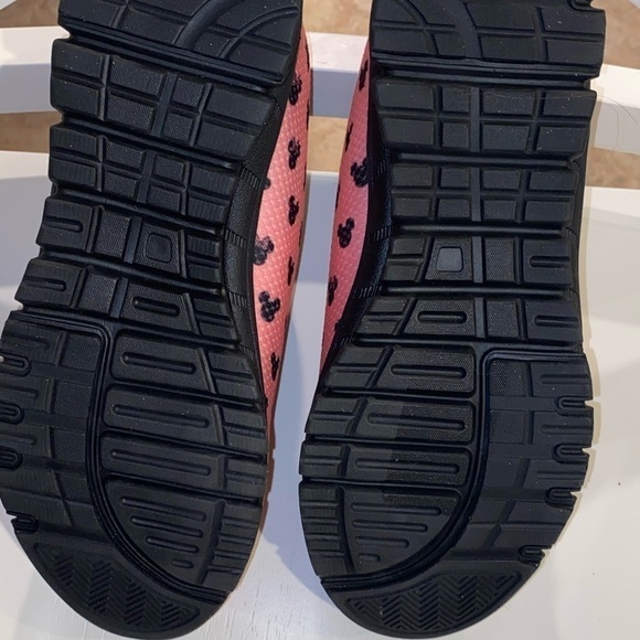 Disney Boutique Mickey And Minnie kissing Sneakers size 6 - Picture 4 of 5